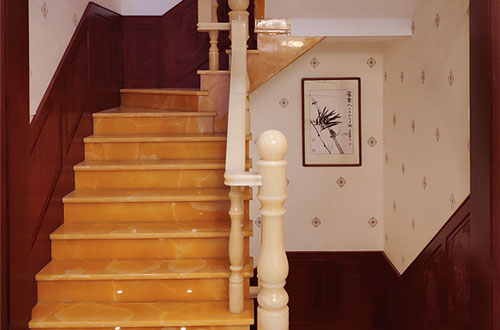 彭场镇中式别墅室内汉白玉石楼梯的定制安装装饰效果